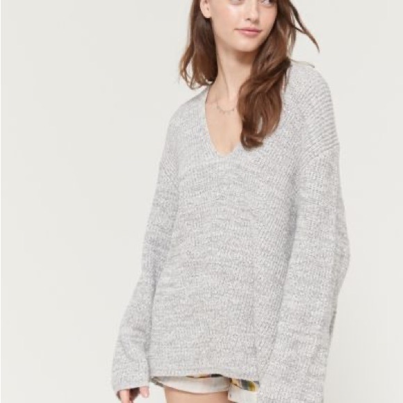 SOLD UO Victoria Oversized V-Neck Sweater in medium gray - Picture 4 of 6